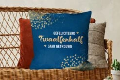 Sierkussens - Kussentjes Woonkamer - 60x60 Cm - Gefeliciteerd Twaalfenhalf Jaar Getrouwd - Spreuken - Quotes - Goud - Jubileum -Pillowmonkey 1200x800 2063