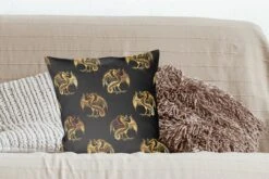 Sierkussens - Kussentjes Woonkamer - 45x45 Cm - Patronen - Draak - Goud - Zwart -Pillowmonkey 1200x800 2077