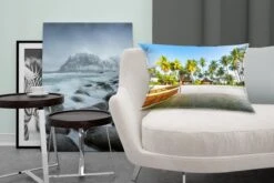 Sierkussens - Kussen - Een Boot Bij Een Tropisch Strand In Het Aziatische Thailand - 60x40 Cm - Kussen Van Katoen 17 Sierkussens - Kussen - Een Boot Bij Een Tropisch Strand In Het Aziatische Thailand - 60x40 Cm - Kussen Van Katoen -Pillowmonkey 1200x800 2102