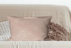 Sierkussens - Kussen - Luxe Patroon Van Kleine En Roségouden Zeshoeken Op Een Roze Achtergrond - 60x40 Cm - Kussen Van Katoen -Pillowmonkey 1200x800 2370