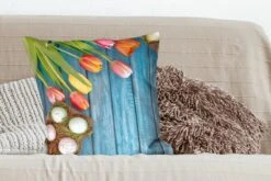 Sierkussen - Paaseieren En Kleurrijke Tulpen Tijdens Pasen Op Een Houten Ondergrond -Pillowmonkey 1200x800 2450