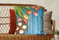 Sierkussen - Paaseieren En Kleurrijke Tulpen Tijdens Pasen Op Een Houten Ondergrond -Pillowmonkey 1200x800 2451