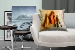 Sierkussens - Kussen - Jassen Aan Een Okergele Muur - 50x50 Cm - Kussen Van Katoen 17 Sierkussens - Kussen - Jassen Aan Een Okergele Muur - 50x50 Cm - Kussen Van Katoen -Pillowmonkey 1200x800 2504