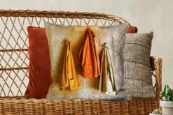 Sierkussens - Kussen - Jassen Aan Een Okergele Muur - 50x50 Cm - Kussen Van Katoen 18 Sierkussens - Kussen - Jassen Aan Een Okergele Muur - 50x50 Cm - Kussen Van Katoen -Pillowmonkey 1200x800 2505