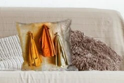 Sierkussens - Kussen - Jassen Aan Een Okergele Muur - 50x50 Cm - Kussen Van Katoen 19 Sierkussens - Kussen - Jassen Aan Een Okergele Muur - 50x50 Cm - Kussen Van Katoen -Pillowmonkey 1200x800 2506