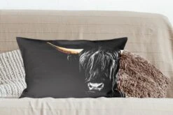 Sierkussens - Kussentjes Woonkamer - 60x40 Cm - Schotse Hooglander - Goud - Vacht - Dieren - Koe -Pillowmonkey 1200x800 2592