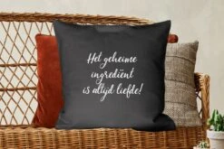 Sierkussens - Kussentjes Woonkamer - 60x60 Cm - Quotes - Koken - Het Geheime Ingrediënt Is Altijd Liefde! - Spreuken - Liefde 12 Sierkussens - Kussentjes Woonkamer - 60x60 Cm - Quotes - Koken - Het Geheime Ingrediënt Is Altijd Liefde! - Spreuken - Liefde -Pillowmonkey 1200x800 2607