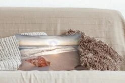 Sierkussens - Kussen - Zeeschelp Op Het Strand Bij Zonsondergang - 50x30 Cm - Kussen Van Katoen -Pillowmonkey 1200x800 2633
