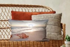 Sierkussens - Kussen - Zeeschelp Op Het Strand Bij Zonsondergang - 50x30 Cm - Kussen Van Katoen -Pillowmonkey 1200x800 2634