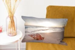 Sierkussens - Kussen - Zeeschelp Op Het Strand Bij Zonsondergang - 50x30 Cm - Kussen Van Katoen -Pillowmonkey 1200x800 2636