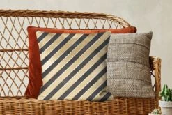 Sierkussens - Kussentjes Woonkamer - 45x45 Cm - Patronen - Strepen - Goud - Zwart -Pillowmonkey 1200x800 2660