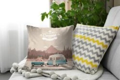Sierkussens - Kussen - Illustratie Van Een Vintage Caravan In De Bergen - 45x45 Cm - Kussen Van Katoen 15 Sierkussens - Kussen - Illustratie Van Een Vintage Caravan In De Bergen - 45x45 Cm - Kussen Van Katoen -Pillowmonkey 1200x800 2674