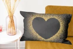 Sierkussens - Kussentjes Woonkamer - 60x40 Cm - Gouden Hart Op Een Zwarte Achtergrond -Pillowmonkey 1200x800 2687
