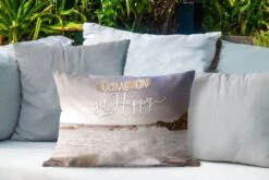 Buitenkussens - Tuin - Quote Voor Thuis 'Come On Get Happy' En Een Achtergrond Met De Zee - 60x40 Cm -Pillowmonkey 1200x800 2745