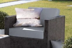 Buitenkussens - Tuin - Quote Voor Thuis 'Come On Get Happy' En Een Achtergrond Met De Zee - 60x40 Cm -Pillowmonkey 1200x800 2746