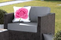 Sierkussen Roze Roos Voor Buiten - Close-up Van Enkele Roze Roos Op Witte Achtergrond - 40x40 Cm - Vierkant Weerbestendig Tuinkussen / Tuinmeubelkussen Van Polyester 11 Sierkussen Roze Roos Voor Buiten - Close-up Van Enkele Roze Roos Op Witte Achtergrond - 40x40 Cm - Vierkant Weerbestendig Tuinkussen / Tuinmeubelkussen Van Polyester -Pillowmonkey 1200x800 2762