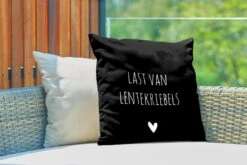 Buitenkussen Weerbestendig - Nederlandse Quote: 'Last Van Lente Kriebels' Op Zwarte Achtergrond - 50x50 Cm -Pillowmonkey 1200x800 2764