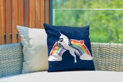 Buitenkussens - Tuin - Een Illustratie Van Een Witte Eenhoorn Voor Een Regenboog Op Een Blauwe Achtergrond - 40x40 Cm -Pillowmonkey 1200x800 2772