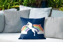 Buitenkussens - Tuin - Een Illustratie Van Een Witte Eenhoorn Voor Een Regenboog Op Een Blauwe Achtergrond - 40x40 Cm -Pillowmonkey 1200x800 2773