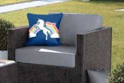 Buitenkussens - Tuin - Een Illustratie Van Een Witte Eenhoorn Voor Een Regenboog Op Een Blauwe Achtergrond - 40x40 Cm -Pillowmonkey 1200x800 2774