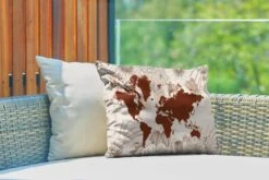 Buitenkussens - Tuin - Donkerrode Wereldkaart Versierd Met Illustraties Van Bloemen - 50x30 Cm -Pillowmonkey 1200x800 2780