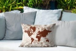 Buitenkussens - Tuin - Donkerrode Wereldkaart Versierd Met Illustraties Van Bloemen - 50x30 Cm -Pillowmonkey 1200x800 2781