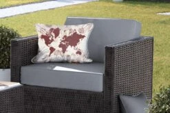 Buitenkussens - Tuin - Donkerrode Wereldkaart Versierd Met Illustraties Van Bloemen - 50x30 Cm -Pillowmonkey 1200x800 2782