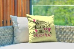 Buitenkussens - Tuin - Moederdag Quote My Favorite People Call Me Mama Met Een Gele Achtergrond - 40x40 Cm -Pillowmonkey 1200x800 2784