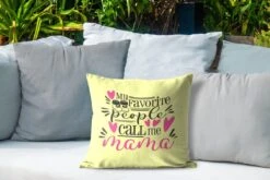 Buitenkussens - Tuin - Moederdag Quote My Favorite People Call Me Mama Met Een Gele Achtergrond - 40x40 Cm -Pillowmonkey 1200x800 2785