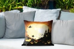 Buitenkussens - Tuin - Een Illustratie Van Een Kasteel Met Heksen En Pompoenen Tijdens Halloween - 40x40 Cm 10 Buitenkussens - Tuin - Een Illustratie Van Een Kasteel Met Heksen En Pompoenen Tijdens Halloween - 40x40 Cm -Pillowmonkey 1200x800 2809