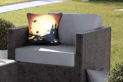 Buitenkussens - Tuin - Een Illustratie Van Een Kasteel Met Heksen En Pompoenen Tijdens Halloween - 40x40 Cm 11 Buitenkussens - Tuin - Een Illustratie Van Een Kasteel Met Heksen En Pompoenen Tijdens Halloween - 40x40 Cm -Pillowmonkey 1200x800 2810