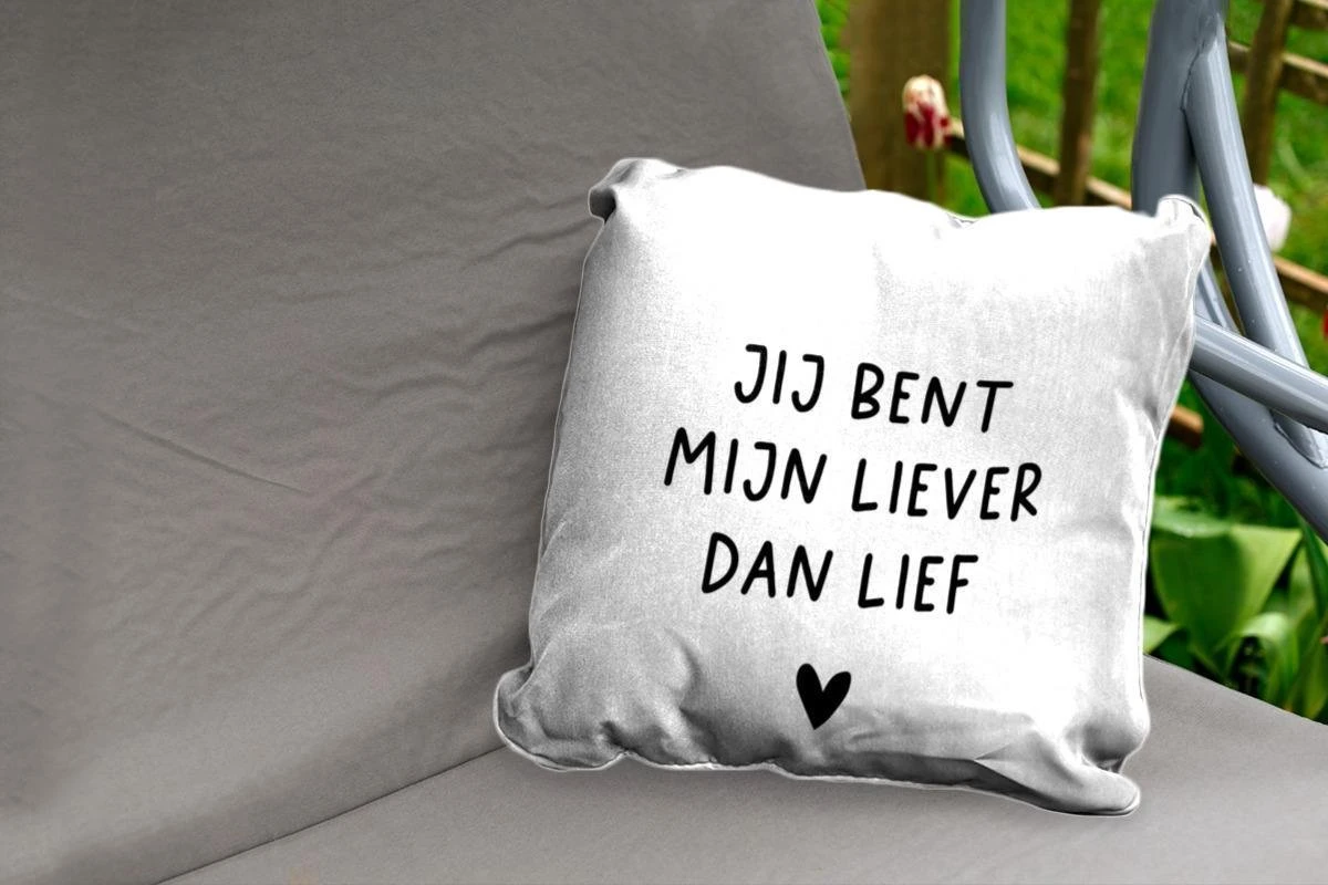 Buitenkussen Weerbestendig - Nederlandse Quote: 'Jij Bent Mijn Liever Dan Lief' Met Zwart Hartje Op Witte Achtergrond - 50x50 Cm 4 Buitenkussen Weerbestendig - Nederlandse Quote: 'Jij Bent Mijn Liever Dan Lief' Met Zwart Hartje Op Witte Achtergrond - 50x50 Cm - Afbeelding 2