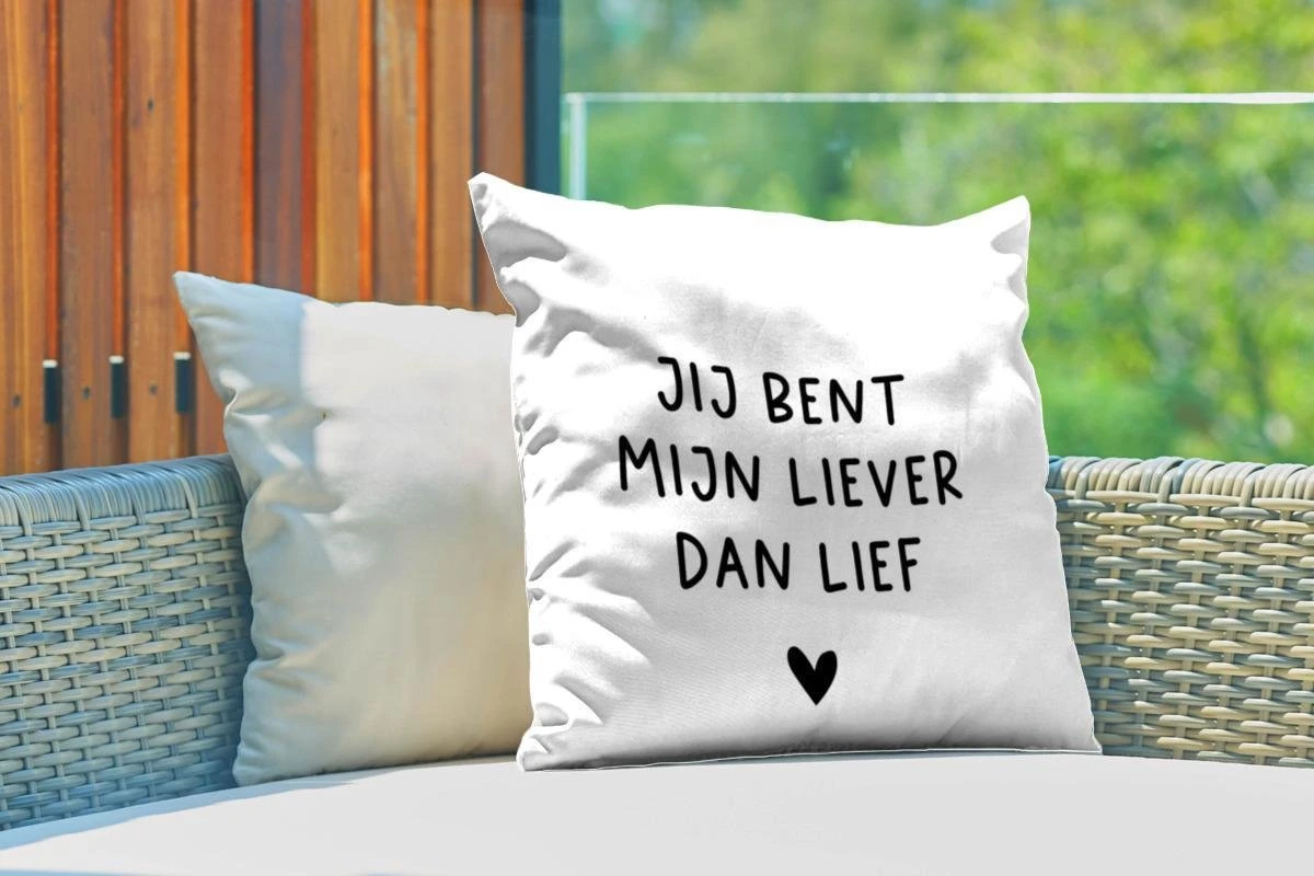 Buitenkussen Weerbestendig - Nederlandse Quote: 'Jij Bent Mijn Liever Dan Lief' Met Zwart Hartje Op Witte Achtergrond - 50x50 Cm 5 Buitenkussen Weerbestendig - Nederlandse Quote: 'Jij Bent Mijn Liever Dan Lief' Met Zwart Hartje Op Witte Achtergrond - 50x50 Cm - Afbeelding 3