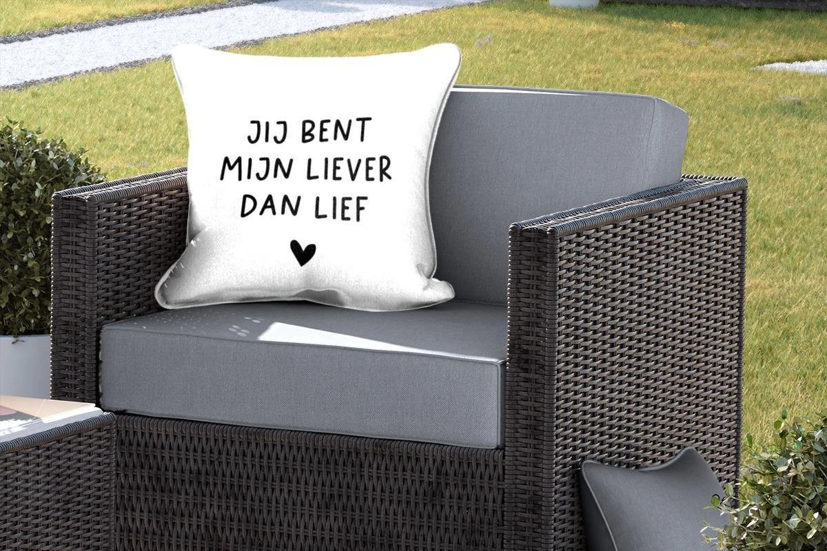Buitenkussen Weerbestendig - Nederlandse Quote: 'Jij Bent Mijn Liever Dan Lief' Met Zwart Hartje Op Witte Achtergrond - 50x50 Cm 7 Buitenkussen Weerbestendig - Nederlandse Quote: 'Jij Bent Mijn Liever Dan Lief' Met Zwart Hartje Op Witte Achtergrond - 50x50 Cm - Afbeelding 5