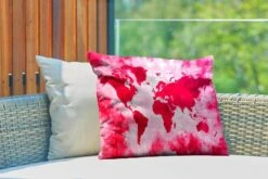 Buitenkussens - Tuin - Wereldkaart Met Felle Roze Verf En Een Achtergrond Met Structuurpatroon - 60x40 Cm -Pillowmonkey 1200x800 2848