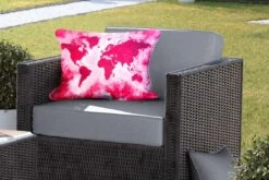 Buitenkussens - Tuin - Wereldkaart Met Felle Roze Verf En Een Achtergrond Met Structuurpatroon - 60x40 Cm -Pillowmonkey 1200x800 2850