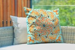 Buitenkussens - Tuin - Vierkant Patroon Met Een Oranje Mandala Op Een Lichtblauwe Achtergrond - 60x60 Cm -Pillowmonkey 1200x800 2852