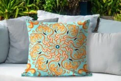 Buitenkussens - Tuin - Vierkant Patroon Met Een Oranje Mandala Op Een Lichtblauwe Achtergrond - 60x60 Cm -Pillowmonkey 1200x800 2853