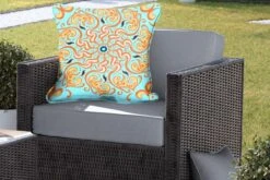 Buitenkussens - Tuin - Vierkant Patroon Met Een Oranje Mandala Op Een Lichtblauwe Achtergrond - 60x60 Cm -Pillowmonkey 1200x800 2854