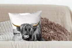 Kussenhoes 50x50 Cm - Schotse Hooglander - Goud - Gras - Zwart - Wit - Katoen / Polyester - Voor Binnen -Pillowmonkey 1200x800 286