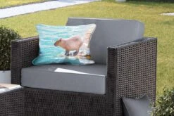 Sierkussen Capibara Voor Buiten - Een Capibara Staat Bij Het Water In Zacht Zonlicht - 50x30 Cm - Rechthoekig Weerbestendig Tuinkussen / Tuinmeubelkussen Van Polyester -Pillowmonkey 1200x800 2866