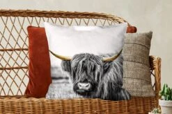 Kussenhoes 50x50 Cm - Schotse Hooglander - Goud - Gras - Zwart - Wit - Katoen / Polyester - Voor Binnen -Pillowmonkey 1200x800 287