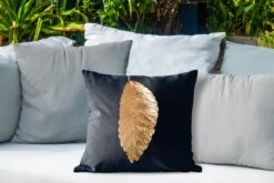 Buitenkussens - Tuin - Hangend Gouden Blad Op Een Zwarte Achtergrond - 45x45 Cm -Pillowmonkey 1200x800 2885