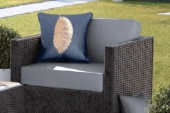 Buitenkussens - Tuin - Hangend Gouden Blad Op Een Zwarte Achtergrond - 45x45 Cm -Pillowmonkey 1200x800 2886