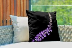 Buitenkussens - Tuin - Enkele Paarse Lavendel Op Zwarte Achtergrond - 50x50 Cm -Pillowmonkey 1200x800 2903
