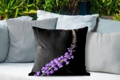 Buitenkussens - Tuin - Enkele Paarse Lavendel Op Zwarte Achtergrond - 50x50 Cm -Pillowmonkey 1200x800 2904