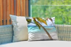 Sierkussen Hangmat Op Het Strand Voor Buiten - Een Hangmat Zit Vast Aan Twee Palmbomen - 50x30 Cm - Rechthoekig Weerbestendig Tuinkussen / Tuinmeubelkussen Van Polyester -Pillowmonkey 1200x800 2919