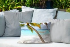 Sierkussen Hangmat Op Het Strand Voor Buiten - Een Hangmat Zit Vast Aan Twee Palmbomen - 50x30 Cm - Rechthoekig Weerbestendig Tuinkussen / Tuinmeubelkussen Van Polyester -Pillowmonkey 1200x800 2920