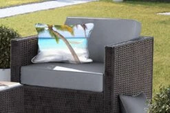 Sierkussen Hangmat Op Het Strand Voor Buiten - Een Hangmat Zit Vast Aan Twee Palmbomen - 50x30 Cm - Rechthoekig Weerbestendig Tuinkussen / Tuinmeubelkussen Van Polyester -Pillowmonkey 1200x800 2921