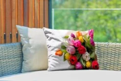 Buitenkussens - Tuin - Bos Met Tulpen In Een Vaas - 50x30 Cm -Pillowmonkey 1200x800 2931